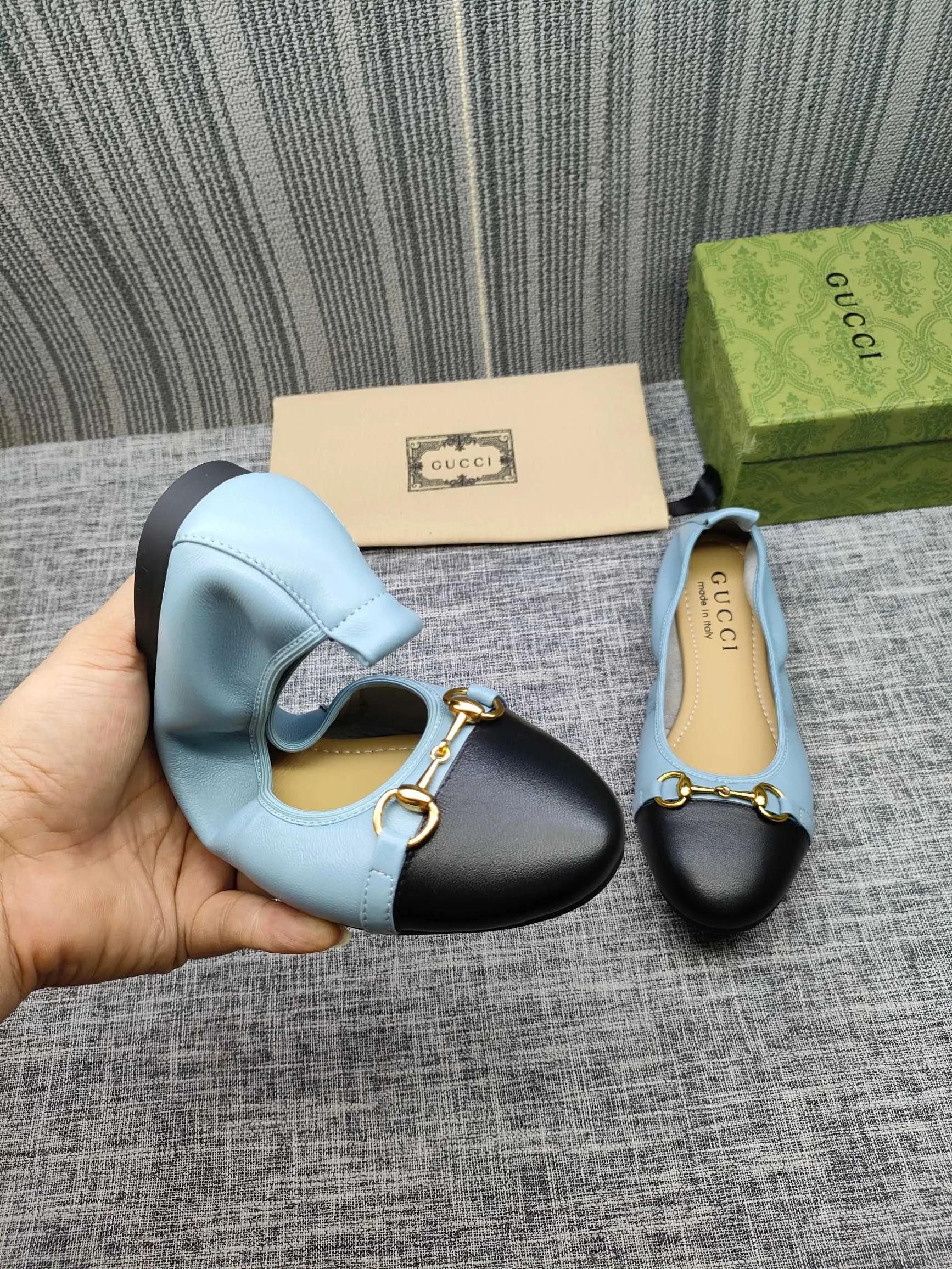 👟👟Ex-factory price 320👟👟 GUCCI's latest horsebit women's flat ballet shoes and egg roll shoes are super comfortable. The fabric is made of imported top-grade soft sheepskin. It is very comfortable on the feet and will not rub your feet. You can also roll it up and put it in your bag. It is easy to carry with you. The super soft soles are a must-have item for fairies whether you are going out for business, work, travel, shopping or at home. Fashionable and versatile, it is an indispensable pair of shoes for you. Fabric: Made of imported soft sheepskin Color: 6 colors available Outsole: PPC rubber outsole Size 34-42 (34.41.42 needs to be customized)